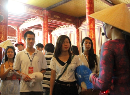 Thanh thiếu niên, sinh viên Việt kiều tìm hiểu giá trị di sản văn hóa Huế